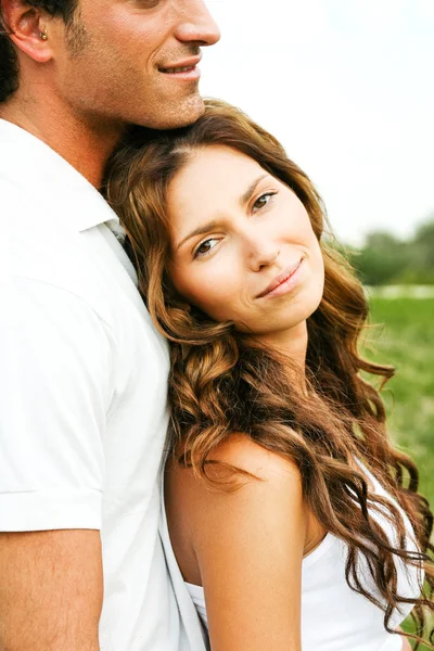 Jonge vrouw leunend op haar man — Stockfoto