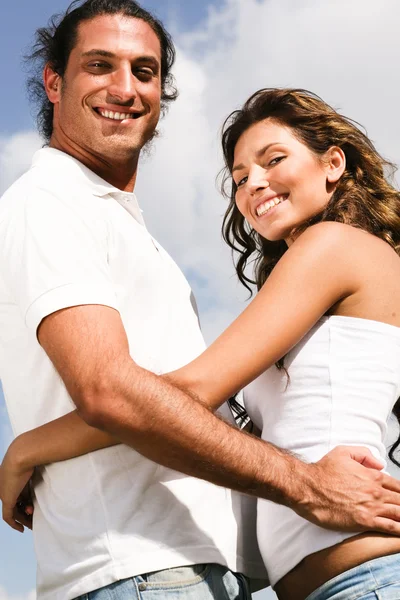 Feliz joven pareja abrazándose mutuamente Fotos De Stock