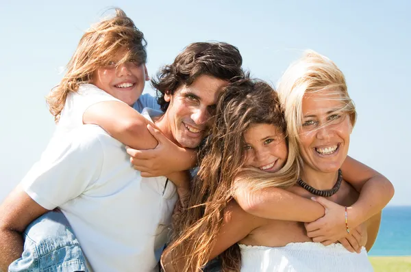 Portrait de famille heureuse de quatre personnes Image En Vente