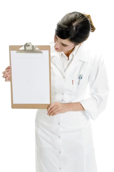 Γυναικείος γιατρός κοιτάζοντας το χαρτί έργα — Φωτογραφία Αρχείου