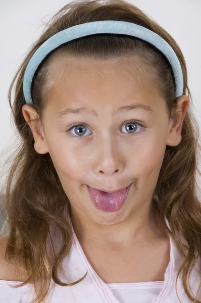 Bambina mostrando lingua — Foto Stock