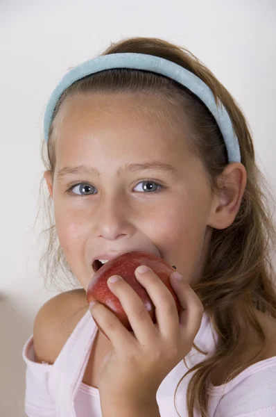 Jong meisje gaan eten een appel — Stockfoto