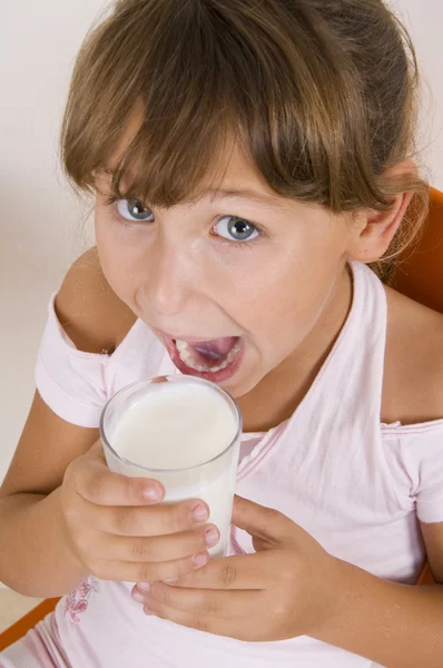 年轻的女孩与一杯牛奶 — 图库照片
