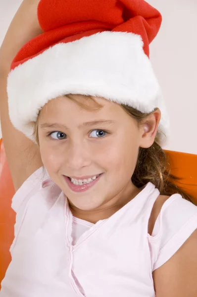 Lachende meisje met kerst hoed — Stockfoto