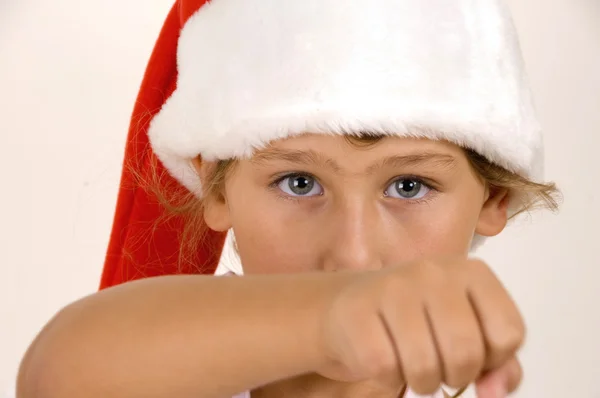 Chica con sombrero de Navidad mostrando ponche —  Fotos de Stock