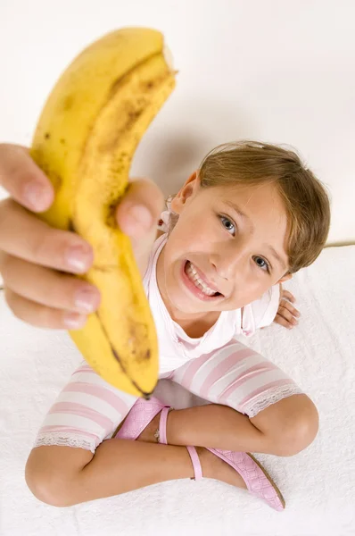 Menina segurando banana — Fotografia de Stock