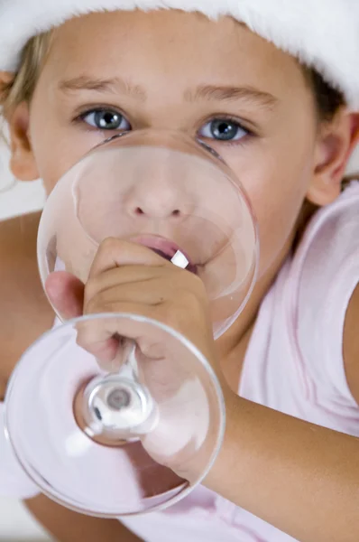 Boş şarap bardağını tutan küçük bir kız — Stok fotoğraf