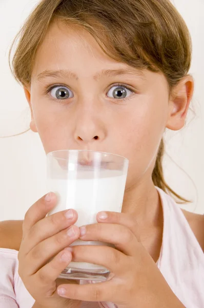 Bonito menina beber leite — Fotografia de Stock