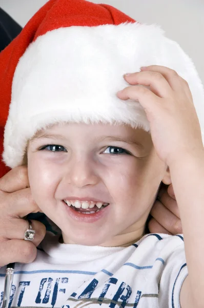 Χαριτωμένο μικρό αγόρι με καπέλο Χριστούγεννα — Φωτογραφία Αρχείου