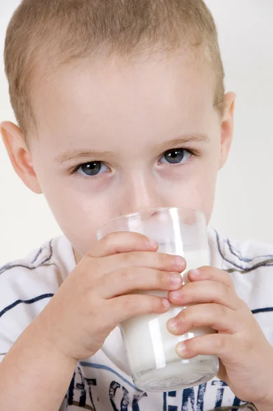 一个小男孩喝牛奶的肖像 — 图库照片