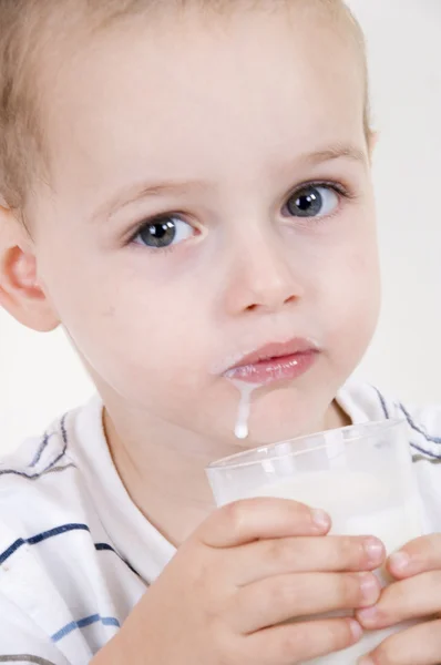 Porträtt av en liten pojke konsumtionsmjölk — Stockfoto
