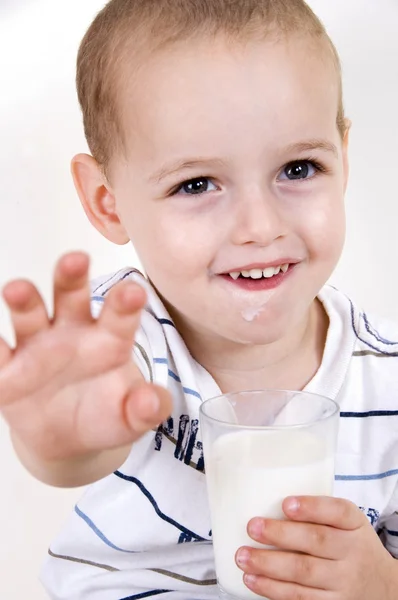 Портрет улыбающегося мальчика со стаканом молока — стоковое фото