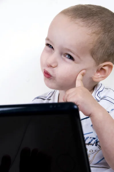 Liebenswertes intellektuelles Kind mit Laptop — Stockfoto