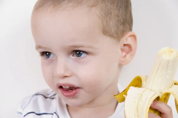 年轻的小男孩去皮香蕉 — 图库照片