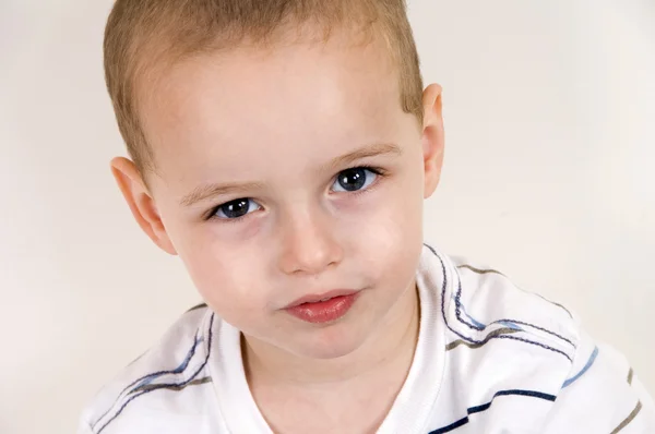 Porträt eines entzückenden kleinen Jungen — Stockfoto
