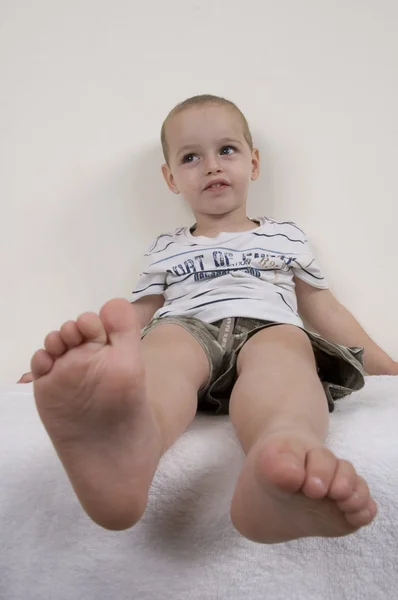 Porträt des kleinen netten Jungen entspannt — Stockfoto