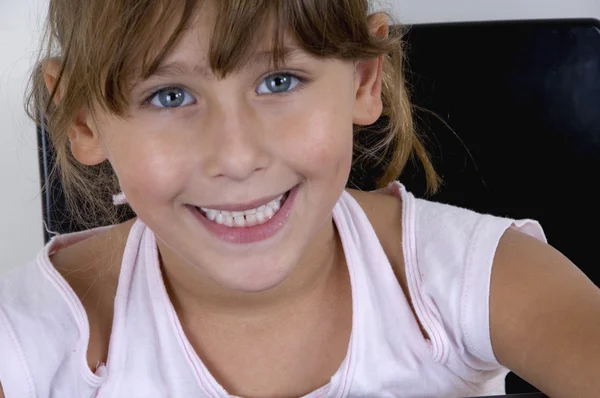Porträt eines lächelnden liebenswerten kleinen Mädchens — Stockfoto
