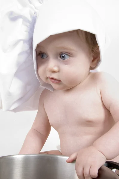 Kleiner Babykoch mit Pfanne und Handtuchmütze — Stockfoto