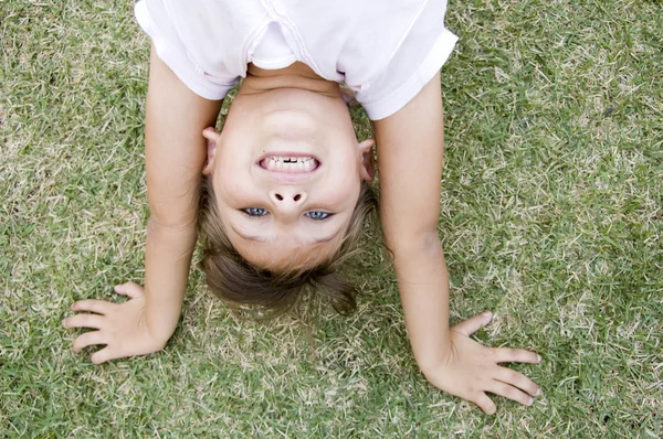 Young girl doing cartwheel — Stockfoto