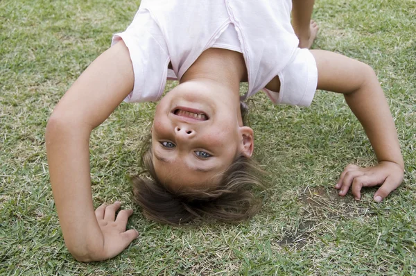 Young girl doing cartwheel — Stock Photo, Image