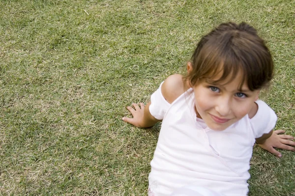 Hübsches junges Mädchen spielt im Garten — Stockfoto