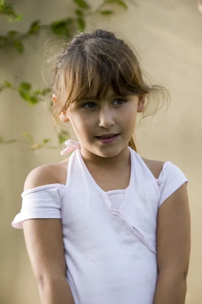 Чарівна маленька дівчинка позує в стилі — стокове фото