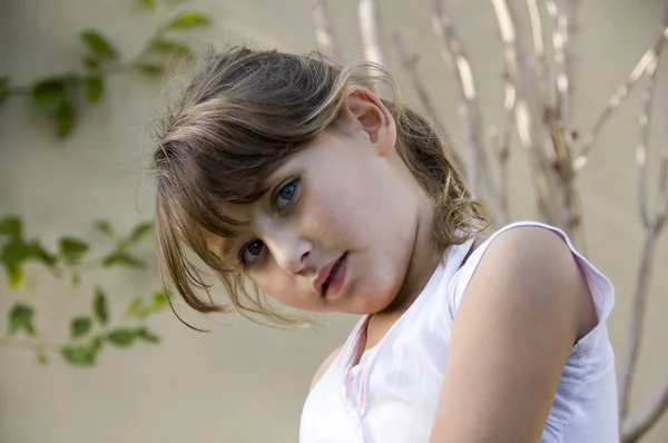 Entzückendes kleines Mädchen posiert stilvoll — Stockfoto