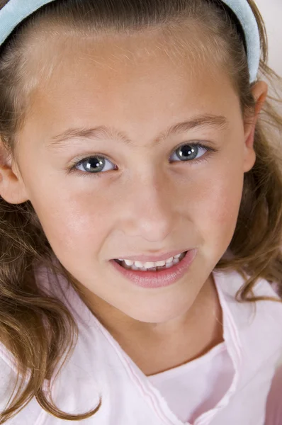 Nahaufnahme des süßen lächelnden kleinen Mädchens — Stockfoto