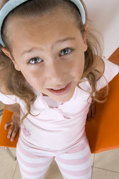 Luftaufnahme des lächelnden süßen kleinen Mädchens — Stockfoto
