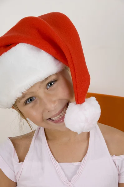 Счастливая маленькая девочка в рождественской шляпе — стоковое фото
