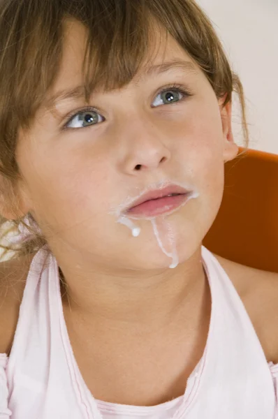 Bambina con i baffi di latte — Foto Stock