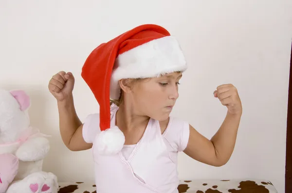 Маленькая девочка показывает свои мускулы — стоковое фото