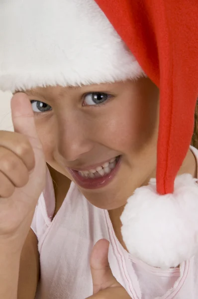 Счастливая маленькая девочка в рождественской шляпе — стоковое фото