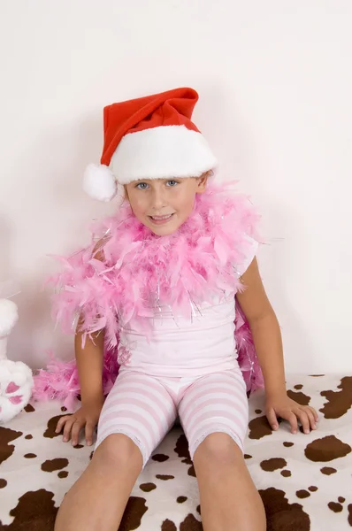 Usmívající se roztomilá dívka s kloboukem vánoční — Stock fotografie
