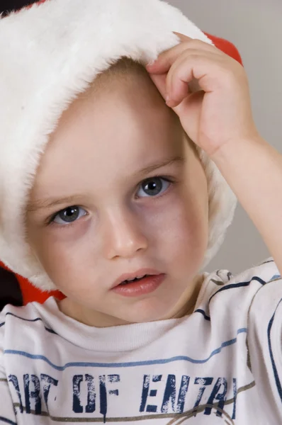 Küçük çocuk giyen Noel şapka — Stok fotoğraf