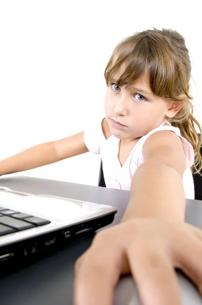 Dziewczynka z laptop stoi aparat — Zdjęcie stockowe