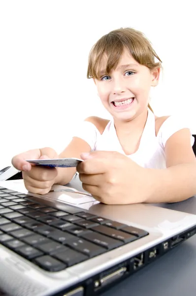 Uśmiechnięta dziewczynka ze stawianiem laptopa — Zdjęcie stockowe