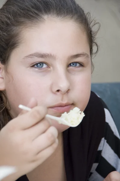 Primo piano di bella ragazza mangiare riso — Foto Stock