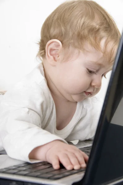 Bebê curioso brincando com laptop — Fotografia de Stock