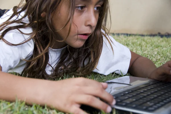 Νεαρό αγόρι που παίζει με laptop — Φωτογραφία Αρχείου