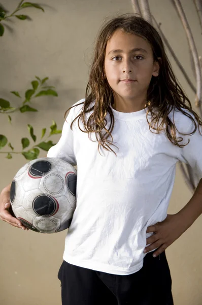 Unga köpa med fotboll — Stockfoto