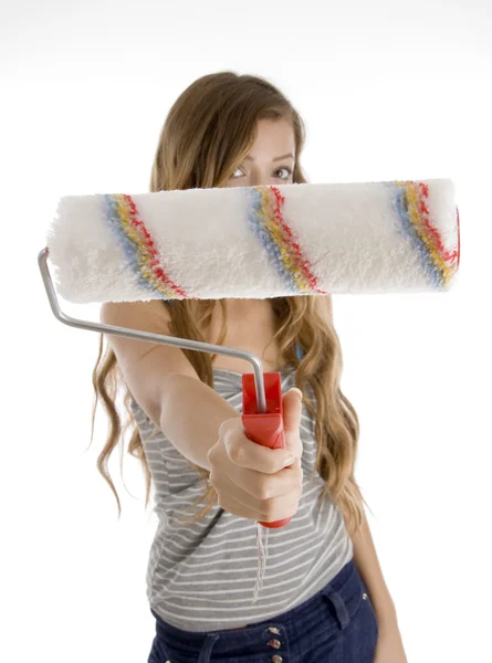 Linda chica adolescente mostrando rodillo cepillo —  Fotos de Stock