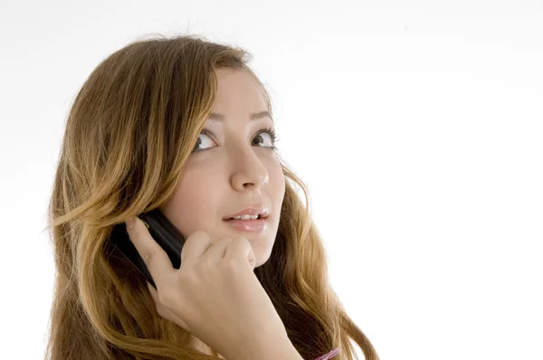Красивая женщина разговаривает по мобильному телефону — стоковое фото
