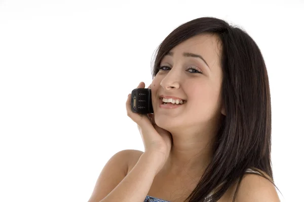 Gelukkig tiener praten op mobiele telefoon — Stockfoto