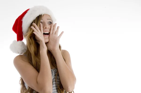 Genç kız Noel şapkasıyla poz — Stok fotoğraf