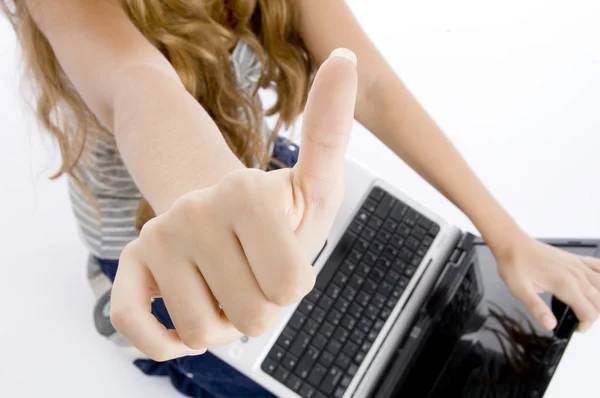Menina com laptop mostrando seu polegar — Fotografia de Stock