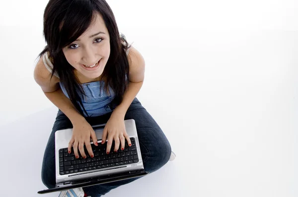 Ariel άποψη του κορίτσι λειτουργούν φορητό υπολογιστή — Φωτογραφία Αρχείου