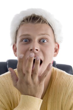 merak içinde erkek giyen Noel Baba şapkası poz