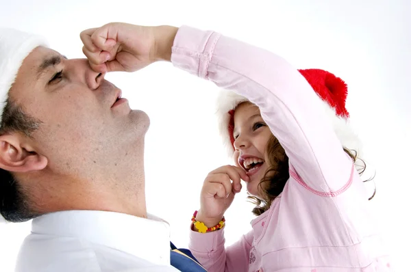 女孩抱着她父亲的鼻子 — 图库照片
