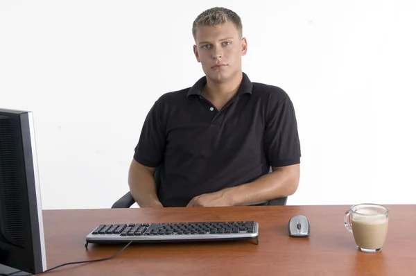 Mann mit Laptop und Tee im Büro — Stockfoto